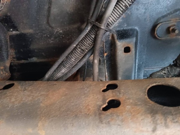 «Все гофры с проводкой посечены песком!». Белорусу так отпескоструили Cadillac, что у машины отказала электроника и кузов начал ржаветь