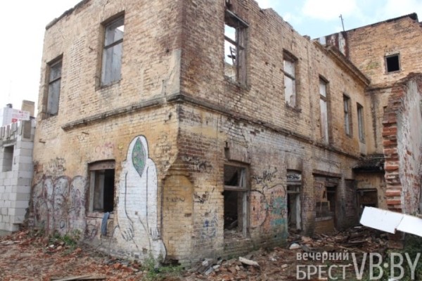 Что там, за забором? Выясняем судьбу старинных зданий в центре Бреста Что там, за забором? Выясняем судьбу старинных зданий в центре Бреста