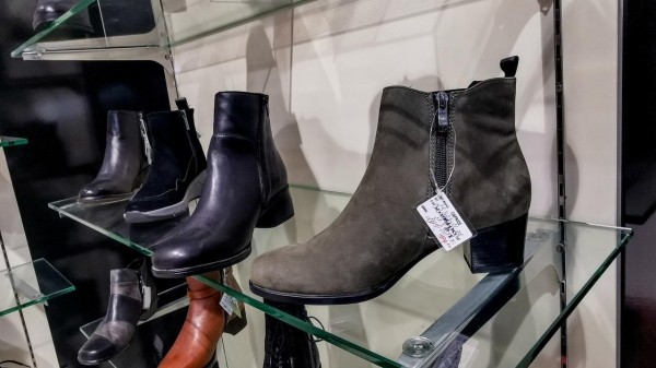 Где обувь дешевле &ndash; на рынке или в магазине? Сходили и сравнили цены