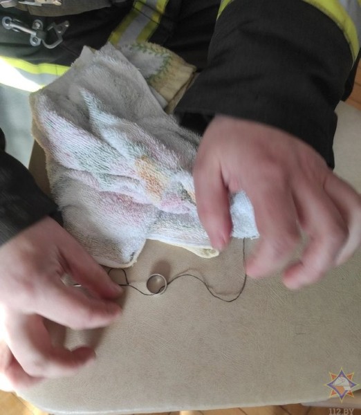 В Беларуси спасатели помогли снять застрявшее кольцо с пальца 8-летней девочки. Смотрите видео и фото