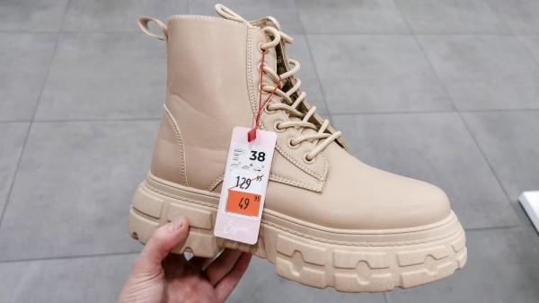 Где обувь дешевле &ndash; на рынке или в магазине? Сходили и сравнили цены