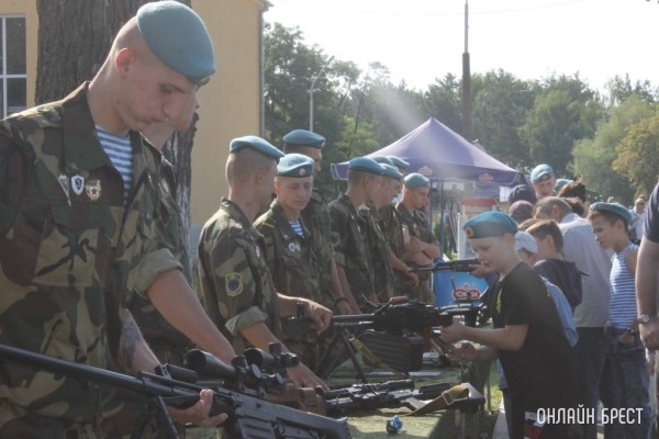 Десантники 19 марта разрешат посетить Брестский полигон и покажут условия во время полевого выхода Десантники 19 марта разрешат посетить Брестский полигон и покажут условия во время полевого выхода