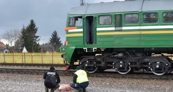 В Тересполе партию сигарет обнаружили в двигателе локомотива