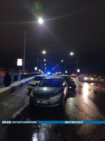 Собралось 9 автомобилей. Подробности вечерних ДТП в Бресте на путепроводе