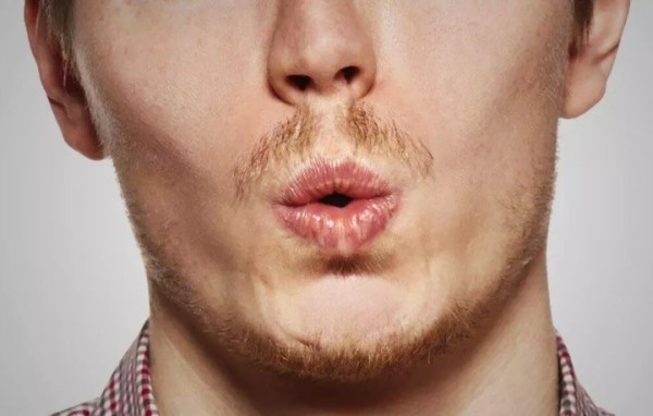 Почему нельзя свистеть в доме и зашивать на себе одежду?