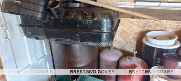 Больше 300 литров «сэкономленного» дизтоплива нашли у водителя в Кобринском районе