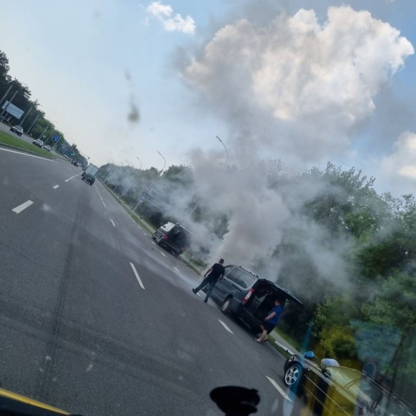 В Бресте на Московской горел автомобиль В Бресте на Московской горел автомобиль