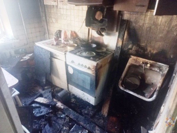 Вскрывали металлическую входную дверь. Мужчина и женщина спасены на пожаре в Барановичах