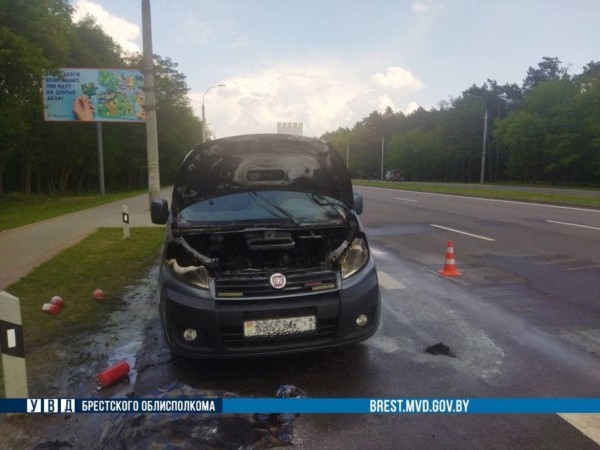 В Бресте на Московской горел автомобиль В Бресте на Московской горел автомобиль