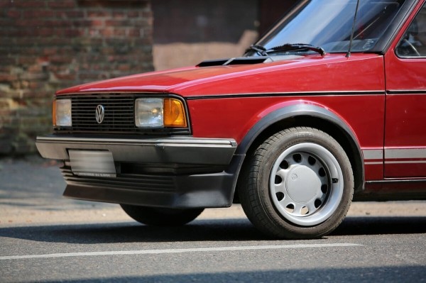 «В родной краске и на ходу!» В Беларуси нашли 40-летнюю VW Jetta, которая не видела сварки