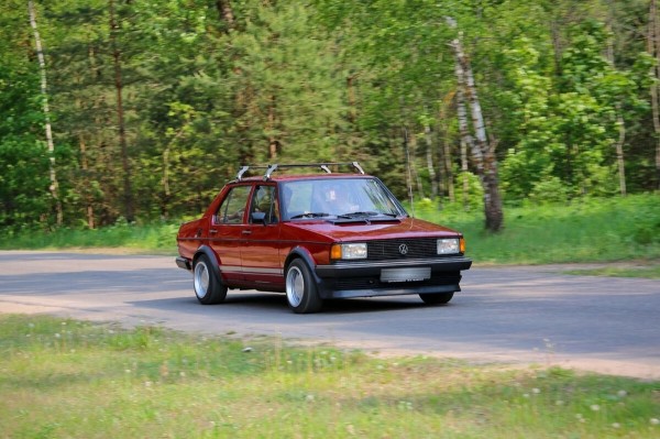 «В родной краске и на ходу!» В Беларуси нашли 40-летнюю VW Jetta, которая не видела сварки