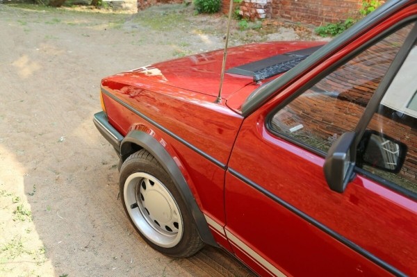 «В родной краске и на ходу!» В Беларуси нашли 40-летнюю VW Jetta, которая не видела сварки