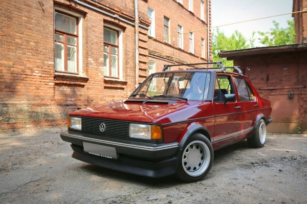 «В родной краске и на ходу!» В Беларуси нашли 40-летнюю VW Jetta, которая не видела сварки