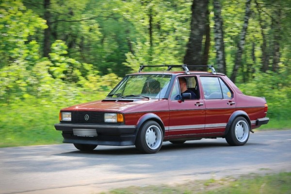 «В родной краске и на ходу!» В Беларуси нашли 40-летнюю VW Jetta, которая не видела сварки