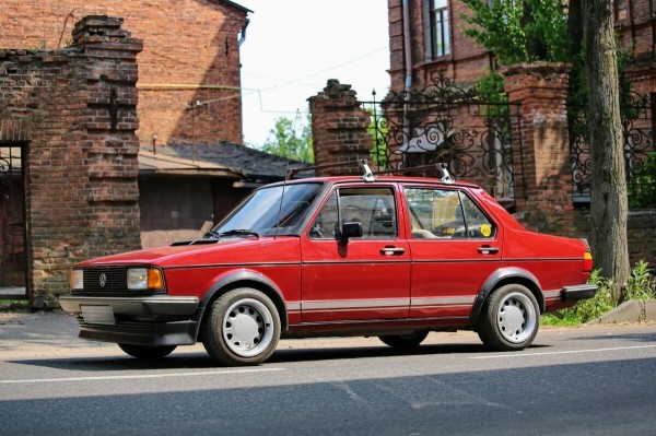 «В родной краске и на ходу!» В Беларуси нашли 40-летнюю VW Jetta, которая не видела сварки