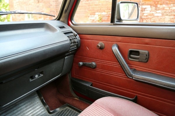 «В родной краске и на ходу!» В Беларуси нашли 40-летнюю VW Jetta, которая не видела сварки