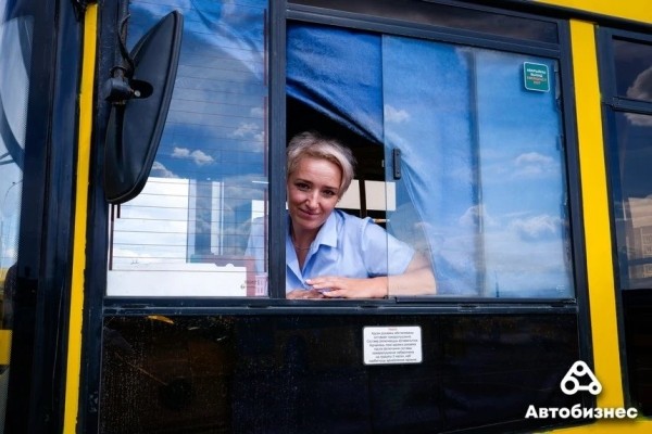 «Главное – не расслабиться и не уехать в закат». Воспитатель садика стала водителем автобуса «Главное – не расслабиться и не уехать в закат». Воспитатель садика стала водителем автобуса