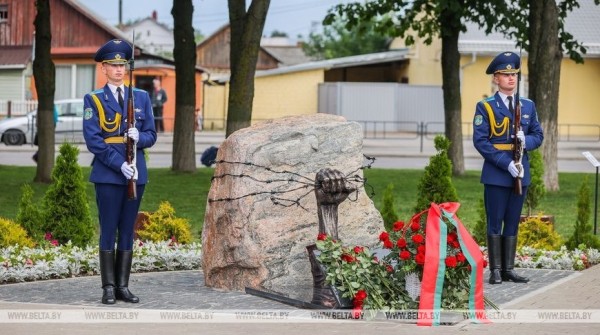 Памятный знак жертвам геноцида открыли на станции Барановичи-Центральные