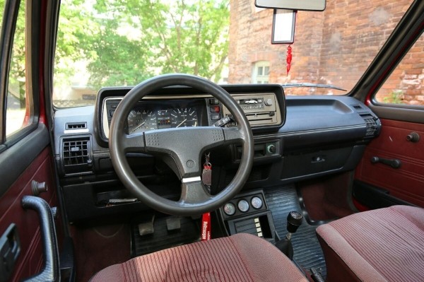 «В родной краске и на ходу!» В Беларуси нашли 40-летнюю VW Jetta, которая не видела сварки