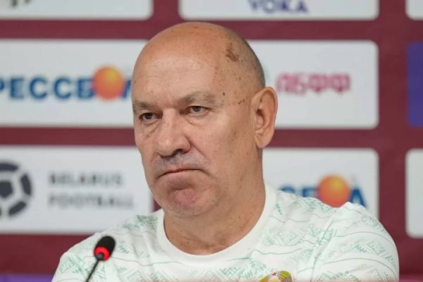 Сборная Беларуси по футболу осталась без главного тренера