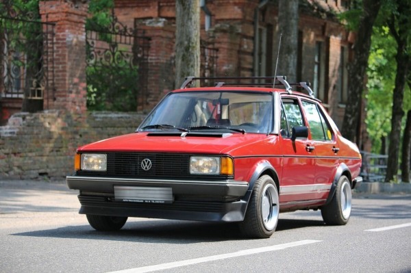 «В родной краске и на ходу!» В Беларуси нашли 40-летнюю VW Jetta, которая не видела сварки