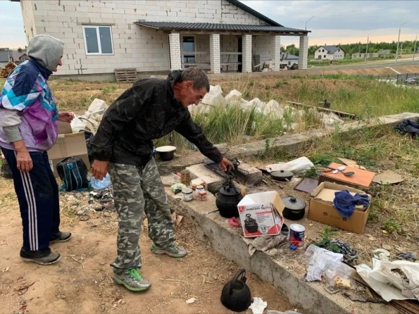 Шокируют соседей, а прогнать нельзя: семья бомжей поселилась прямо на улице