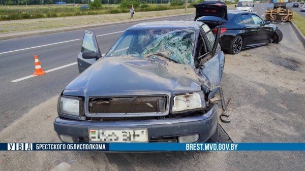 Подробности серьезного ДТП в Бресте, в котором столкнулись BMW и Audi
