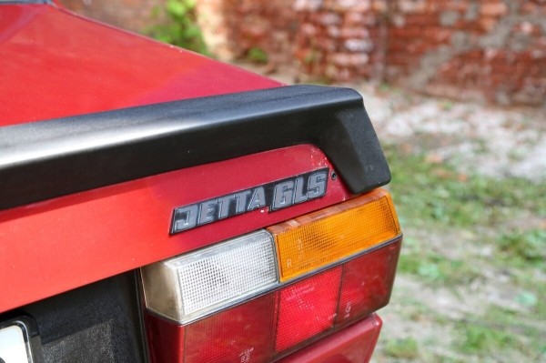 «В родной краске и на ходу!» В Беларуси нашли 40-летнюю VW Jetta, которая не видела сварки