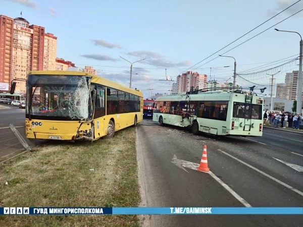 Жесткая авария с автобусом и троллейбусом в Минске. Видео столкновения