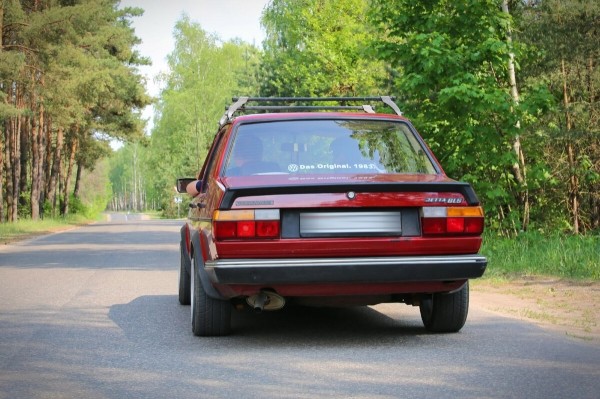 «В родной краске и на ходу!» В Беларуси нашли 40-летнюю VW Jetta, которая не видела сварки