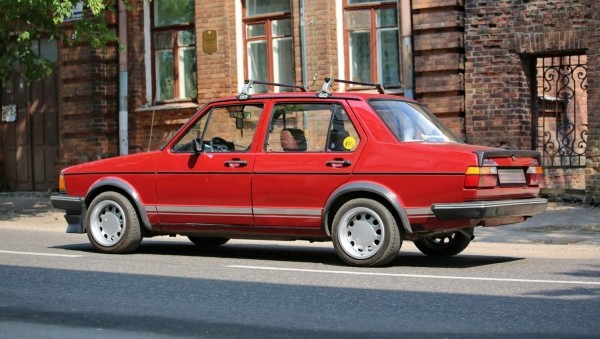 «В родной краске и на ходу!» В Беларуси нашли 40-летнюю VW Jetta, которая не видела сварки