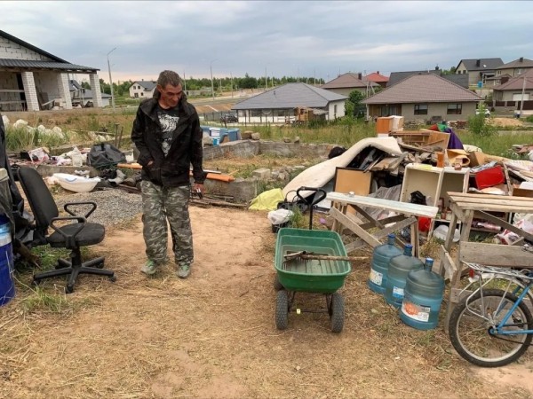 Шокируют соседей, а прогнать нельзя: семья бомжей поселилась прямо на улице