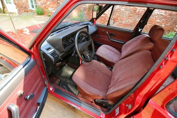 «В родной краске и на ходу!» В Беларуси нашли 40-летнюю VW Jetta, которая не видела сварки