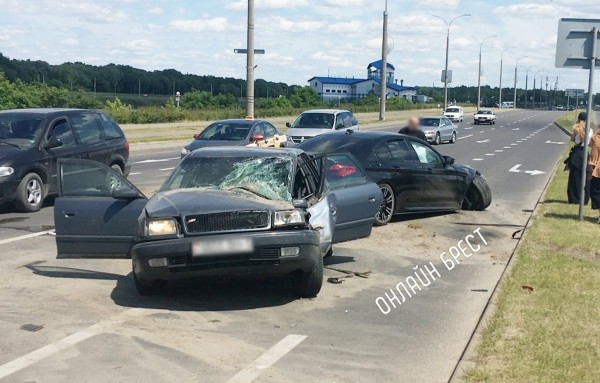 Подробности серьезного ДТП в Бресте, в котором столкнулись BMW и Audi
