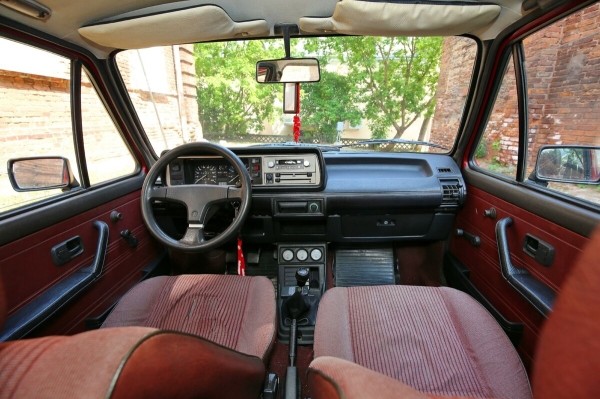 «В родной краске и на ходу!» В Беларуси нашли 40-летнюю VW Jetta, которая не видела сварки