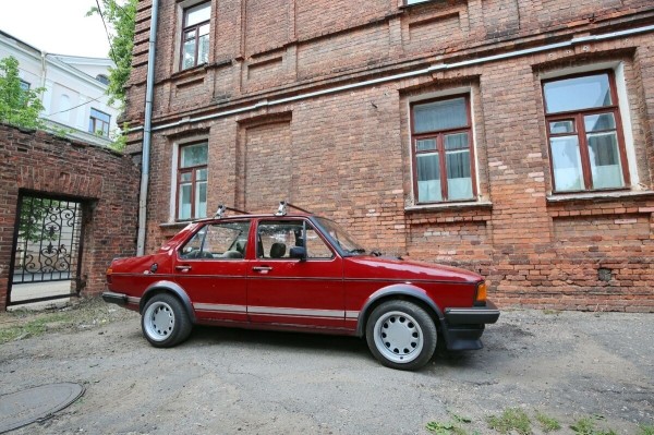 «В родной краске и на ходу!» В Беларуси нашли 40-летнюю VW Jetta, которая не видела сварки