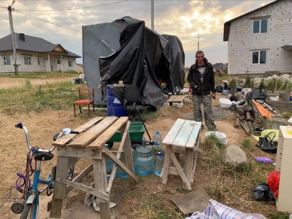 Шокируют соседей, а прогнать нельзя: семья бомжей поселилась прямо на улице