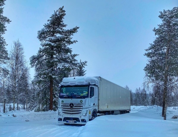 «После такой работы многие разводятся». Белоруска ушла в дальнобой вслед за мужем