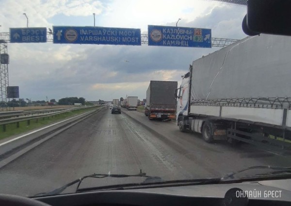 Свыше 500 большегрузов ждет въезда в Польшу &ndash; ГПК Беларуси