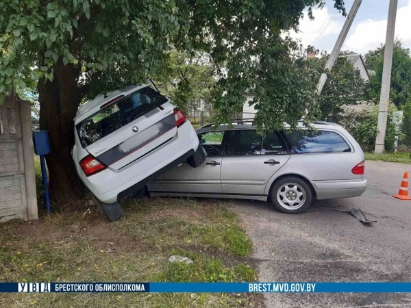 Машина оказалась на машине. Брестчанин попал в ДТП в Кобрине