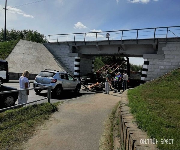 В Барановичах с большегруза на легковушку упала металлическая конструкция В Барановичах с большегруза на легковушку упала металлическая конструкция