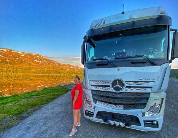«После такой работы многие разводятся». Белоруска ушла в дальнобой вслед за мужем