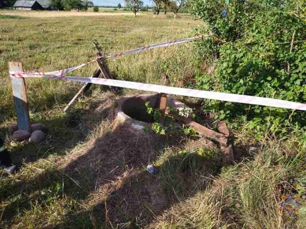 В Беларуси пятилетняя девочка оступилась, упала в 10-метровый колодец — и осталась жива В Беларуси пятилетняя девочка оступилась, упала в 10-метровый колодец — и осталась жива