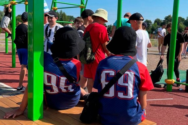 В Кобрине на набережной открыли воркаут-площадку