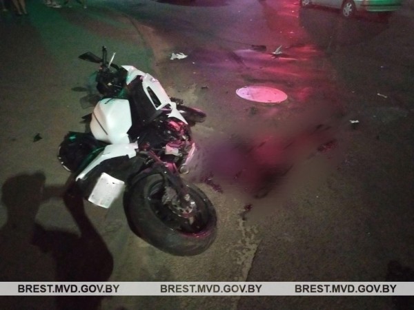 Авария с участием автомобиля и мотоцикла произошла в Кобрине Авария с участием автомобиля и мотоцикла произошла в Кобрине