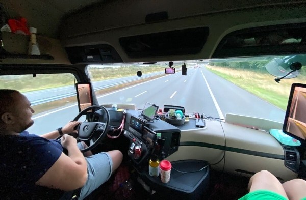 «После такой работы многие разводятся». Белоруска ушла в дальнобой вслед за мужем