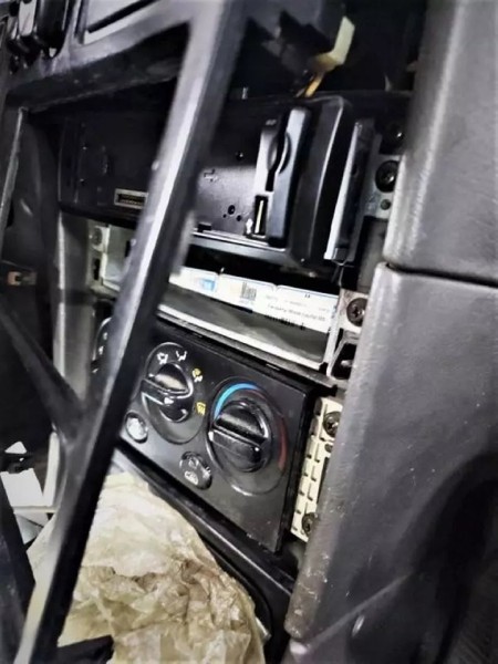 Белорус нашпиговал Kia Shuma сигаретами и поехал через границу, но его план провалился