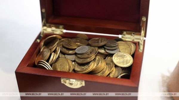 В Гродно фонду Талая передали почти 100 кг монет для памятника в Бресте