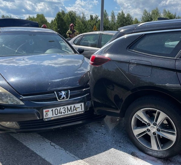 Очевидец: автомобиль с польскими номерами протаранил очередь на границе Очевидец: автомобиль с польскими номерами протаранил очередь на границе