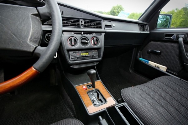 По прозвищу Baby-Benz. Показываем идеально сохранившийся Mercedes W201